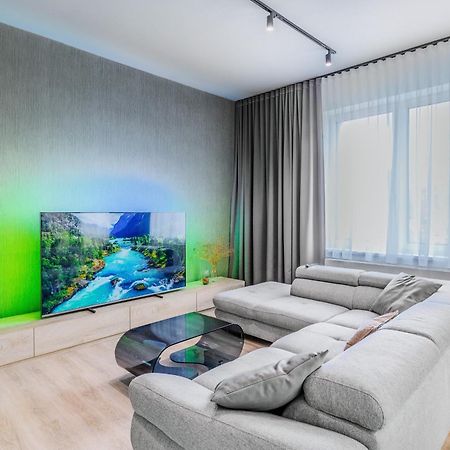 Chalupku - Luxurious Apartment 70M2 In Direct Centrum With Parking Included, Air-Conditioned, Balcony, Quiet Sleep, Best In Town 班斯卡-比斯特里察 外观 照片