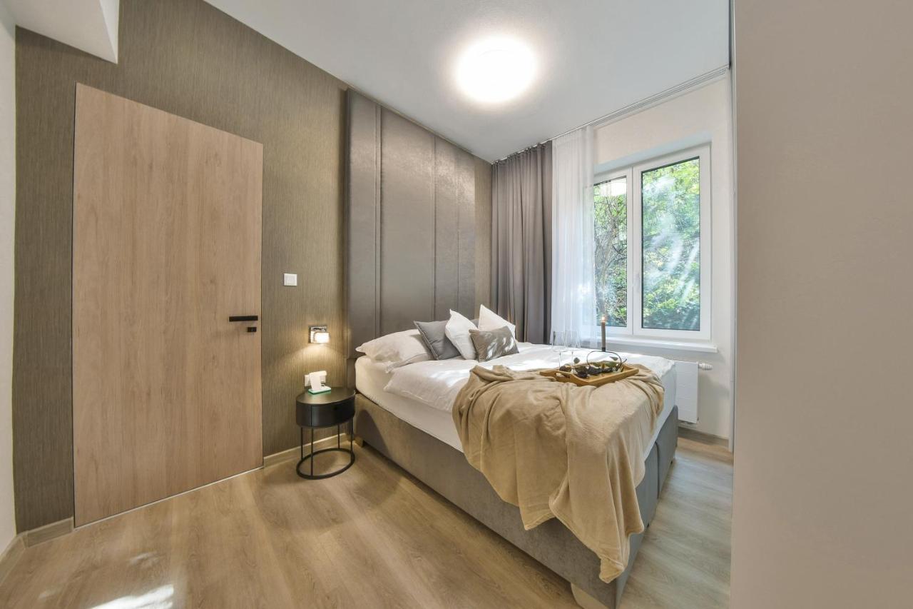 Chalupku - Luxurious Apartment 70M2 In Direct Centrum With Parking Included, Air-Conditioned, Balcony, Quiet Sleep, Best In Town 班斯卡-比斯特里察 外观 照片