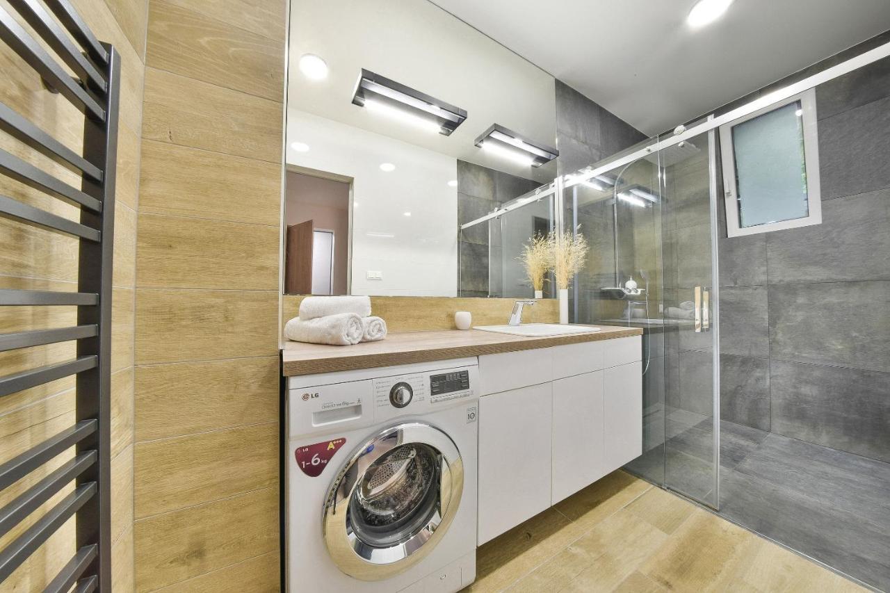 Chalupku - Luxurious Apartment 70M2 In Direct Centrum With Parking Included, Air-Conditioned, Balcony, Quiet Sleep, Best In Town 班斯卡-比斯特里察 外观 照片