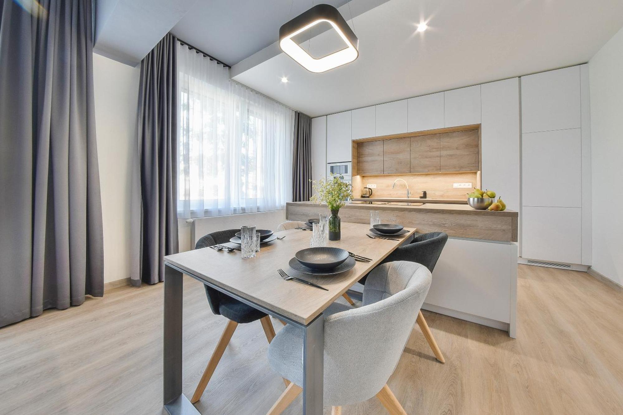 Chalupku - Luxurious Apartment 70M2 In Direct Centrum With Parking Included, Air-Conditioned, Balcony, Quiet Sleep, Best In Town 班斯卡-比斯特里察 外观 照片